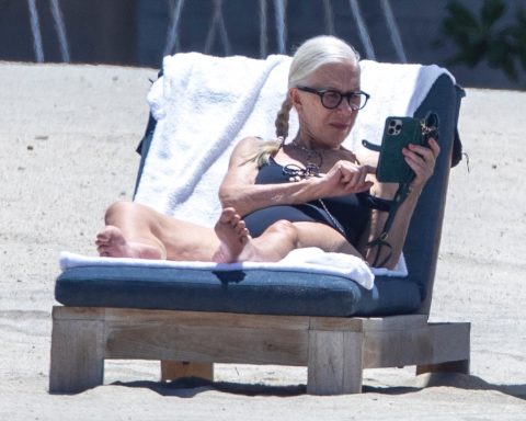 Helen Mirren, 77, soaks up the sun while vacationing in Mexico