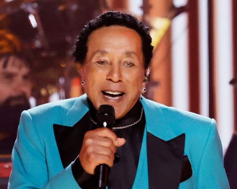 Smokey Robinson Gives Out Gasms After Gasms