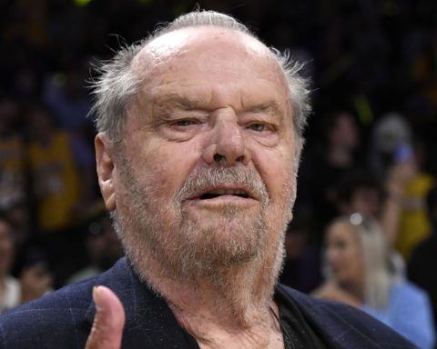 Jack Nicholson Makes Rare Public Appearance With His Family at LA Lakers Game