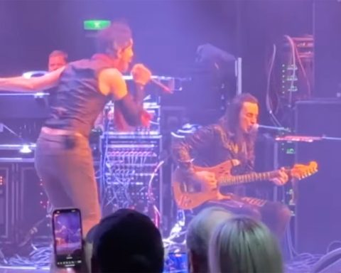 Nuno Bettencourt performs sitting down after busting his knee on Monsters of Rock Cruise – but still nails the Rise solo
