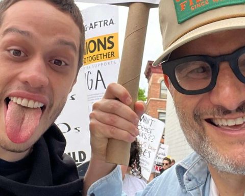 Watch Pete Davidson pass out pizza at writers’ strike after canceled ‘SNL’ episode