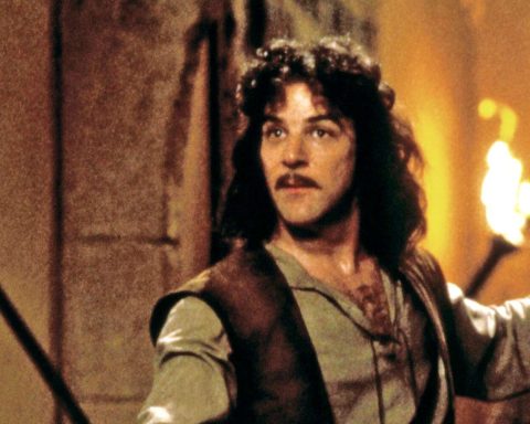 Mandy Patinkin joins writers’ strike with ‘Princess Bride’ sign