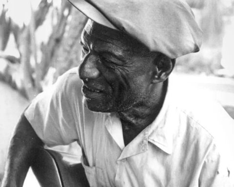 Woodshed: How to Play a Dropped-D Gospel Theme as Recorded by Bahamian Guitar Legend Joseph Spence