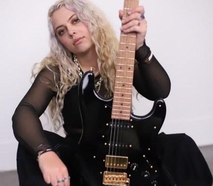 #GuitarGirl Sophie Ruggiero