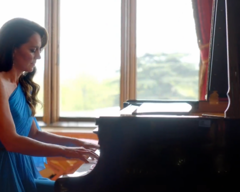 Kate Middleton Fiddletons on the Piano at Eurovision