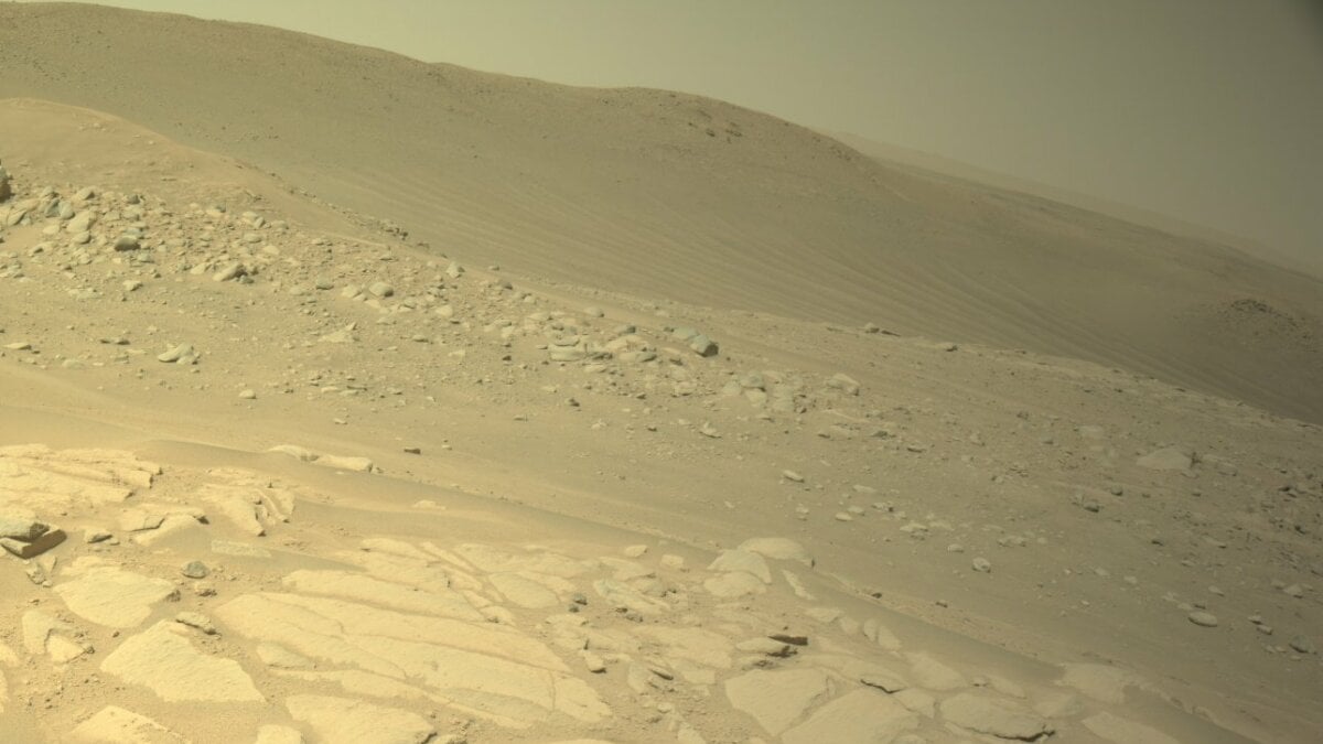 NASA rover video shows astonishing view into Mars crater