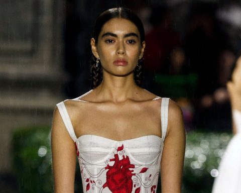 Dior Does Frida Kahlo-Inspired Beauty on Its Resort Runway in Mexico City