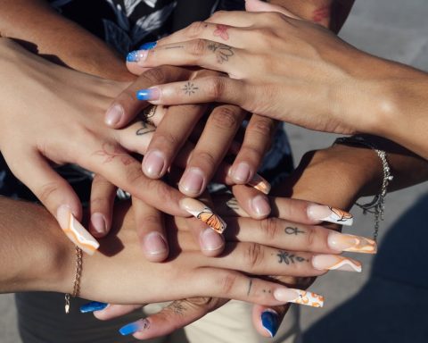 16 Tiny Finger Tattoos You’ll Want to Flaunt ASAP