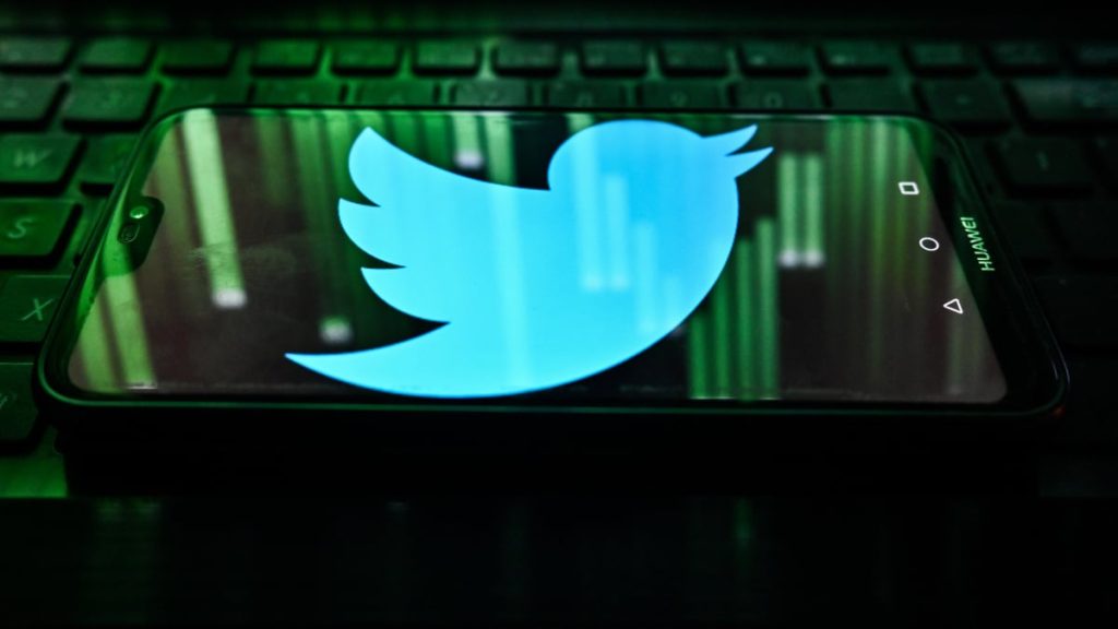 Twitter users report deleted tweets return, won’t delete