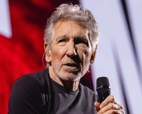 Roger Waters condemns attacks after criticism of Nazi-style costume